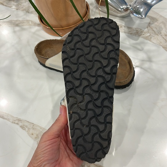 EUC Cream colour Birkenstock Gizeh leather sandals. - Picture 7 of 8